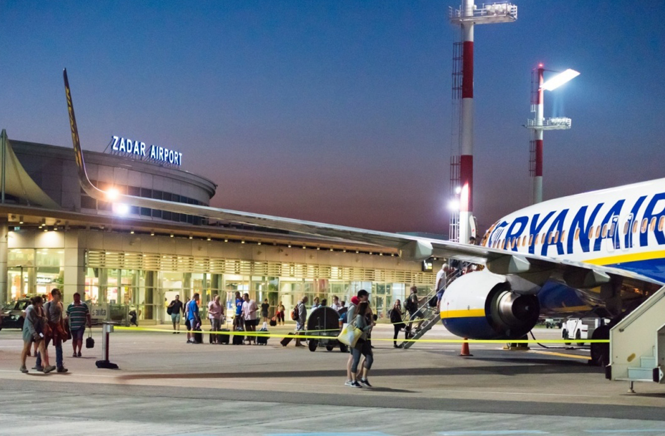 Zadar vliegveld met Ryanair vliegtuig op voorgrond