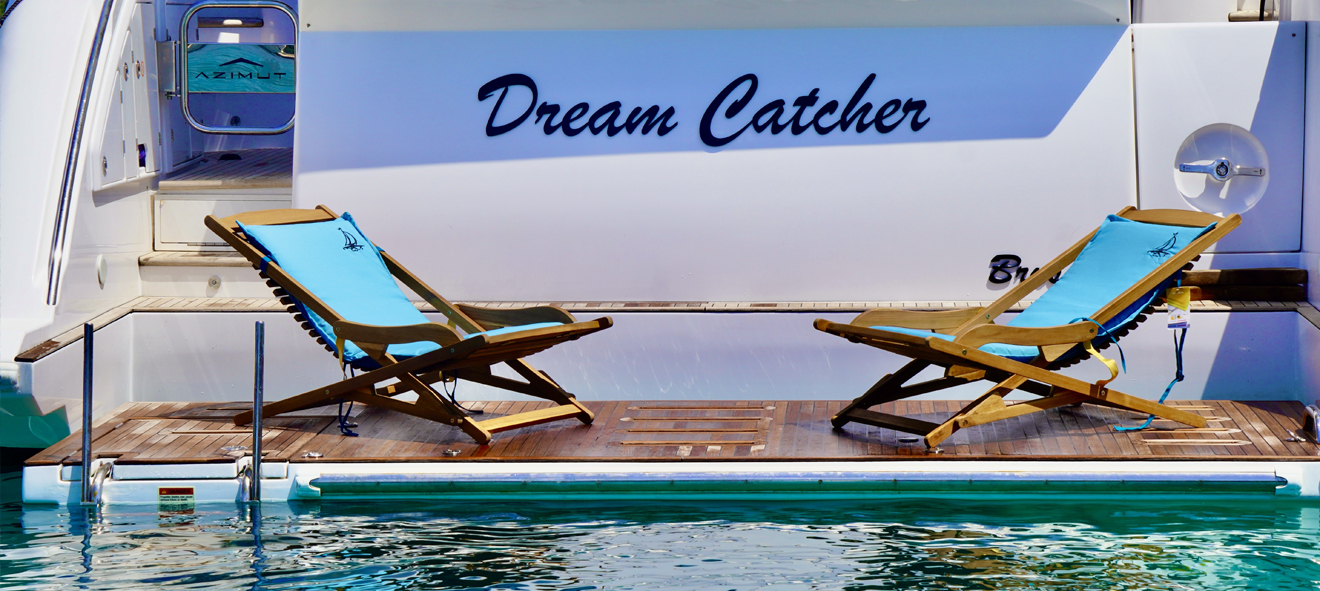 strand stoelen op platform achteraan Azimut 55 Fly - Dream Catcher