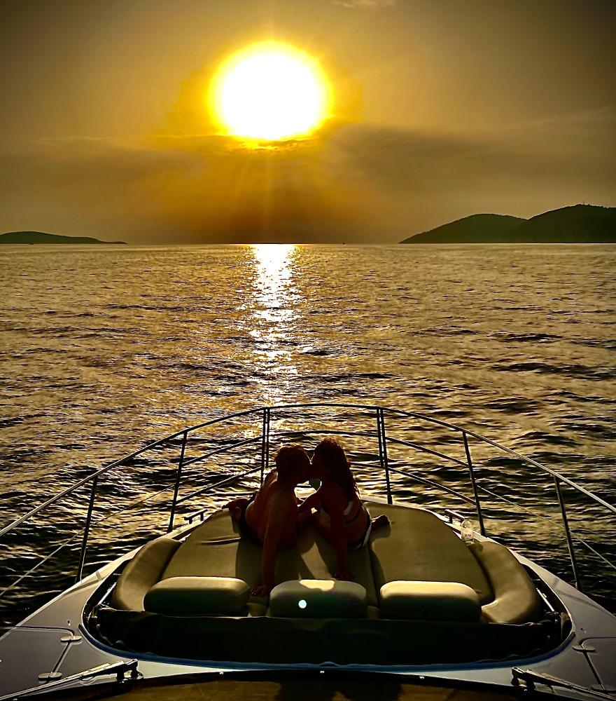 Romantische avond en zonsondergang met kussend koppel op de Fairline Squadron Get Lucky. Naast de stad en baai van Hvar, Palmizana Hula-Hula, Carpe Diem Beach, Split Dalmatië
